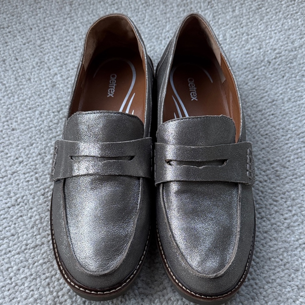 Aetrex Women's Shimmering Gray Loafers